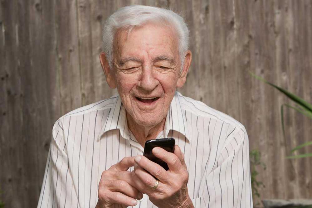 Benefits of Using Aarp Cell Phones for Seniors