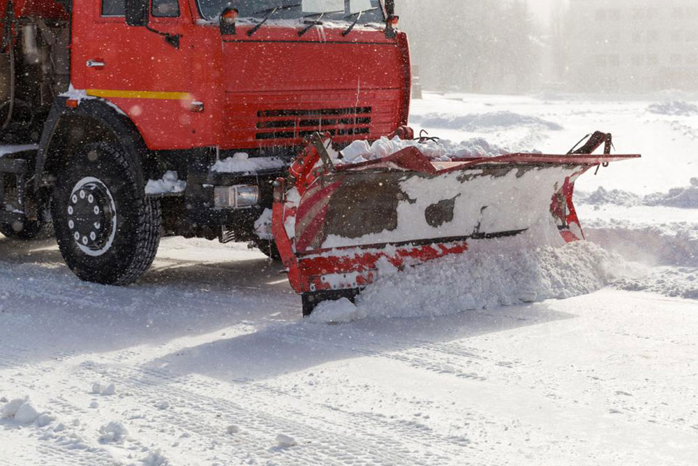 Should you hire a Snow Plowing Contractor or Do it Yourself